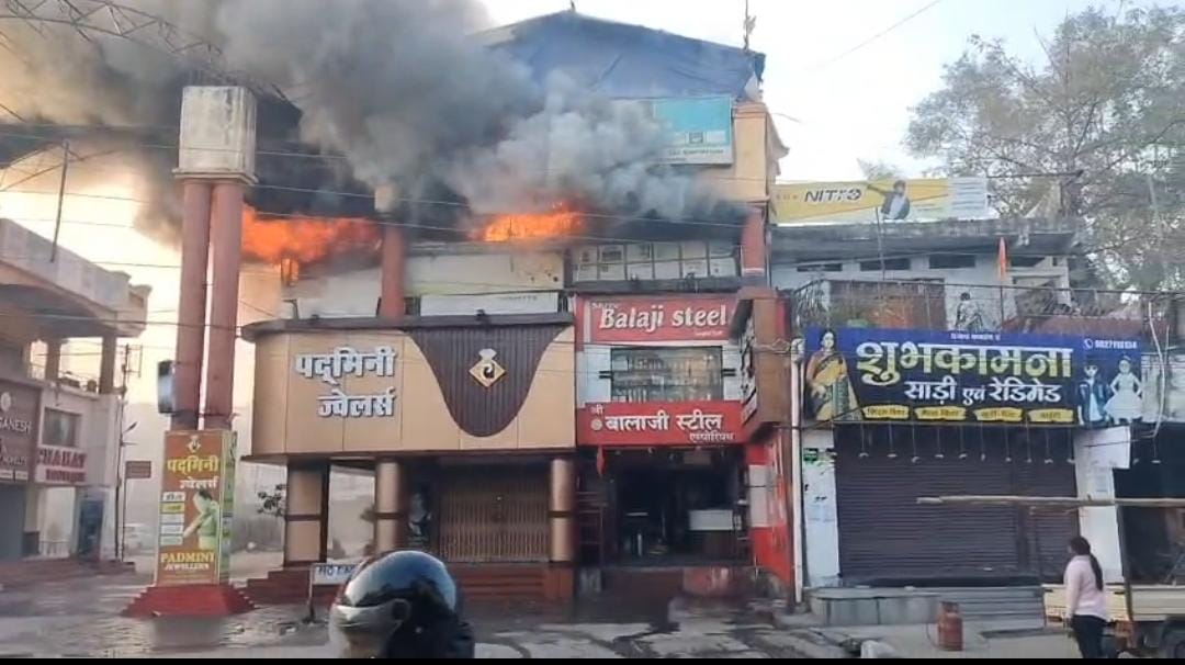 काेरबा में पद्मिनी ज्वेलर्स की दुकान में लगी भीषण आग, माैके पर पहुंचे दमकलकर्मी