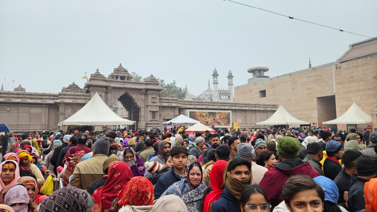 साल के पहले दिन मंदिराें में उमड़ा आस्था का सैलाब, काशी-मथुरा और अयोध्या में लगी रही लंबी लाइनें