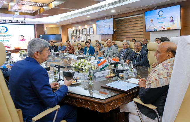 रक्षा मंत्री ने भरोसा जताया डीआरडीओ​ जल्द ही​ बना लेगा​ स्वदेशी 'सुदर्शन चक्र​'