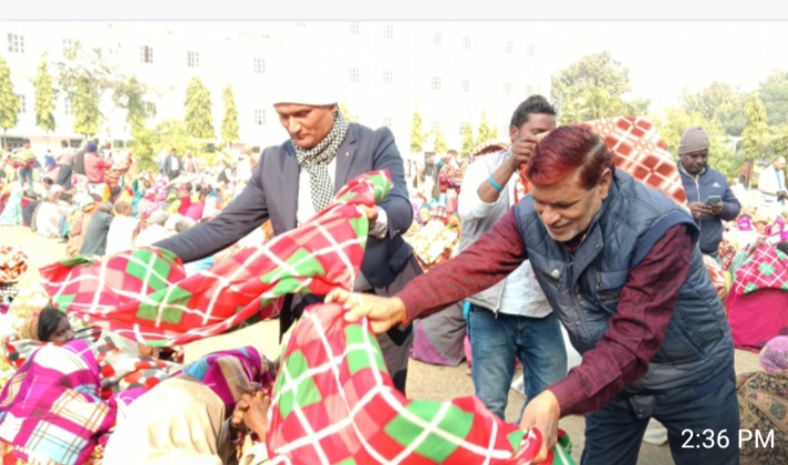 35 गांवों के पांच हजार गरीबों के बीच शिक्षाविद डॉ अनुज ने बांटे कम्बल