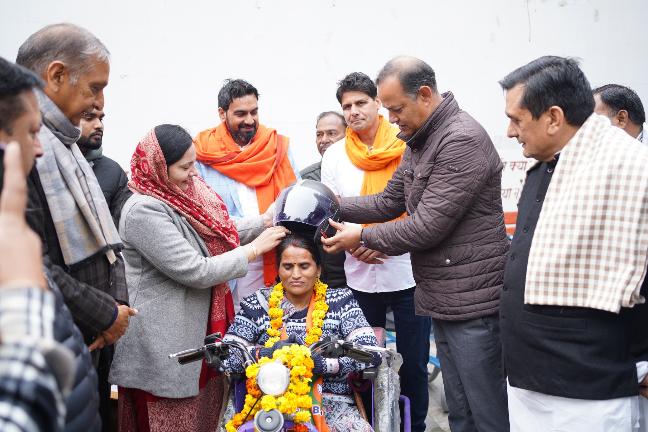 मंत्री इंद्राज ने दिव्यांगजनों को व्हीलचेयर किया वितरण