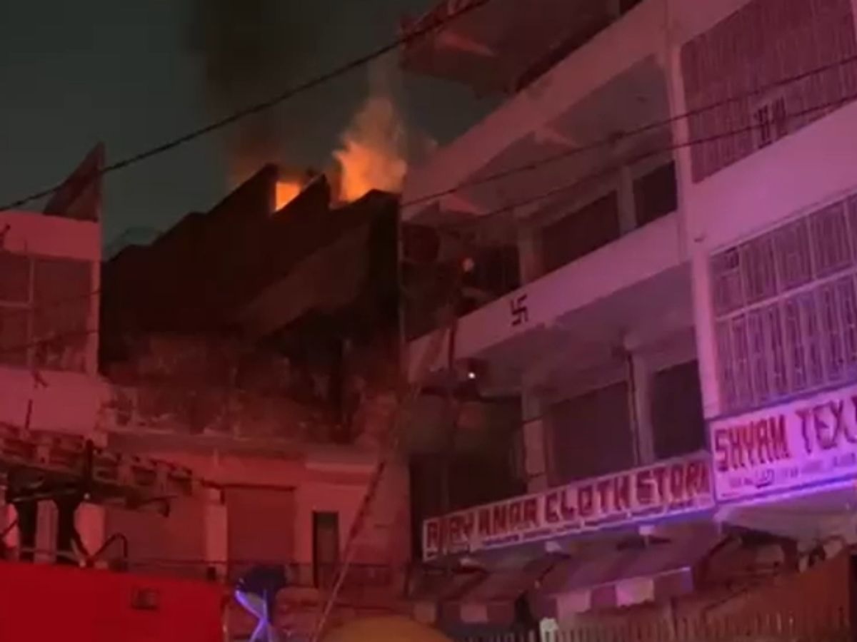 शॉर्ट सर्किट से लगी बेडशीट गोदाम में भीषण आग, लाखों का माल जलकर खाक