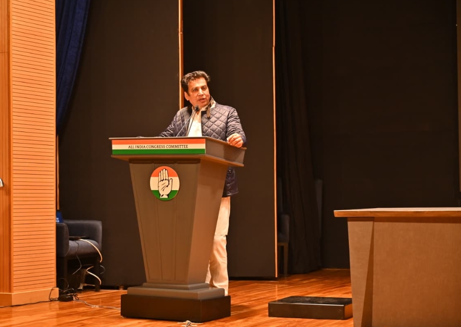 दिल्ली के सरकारी स्कूलों को एक शिफ्ट में बदलने की घोषणा गुमराह करने वाली : देवेंद्र यादव