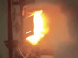 भोपाल के संजय नगर में बिजली पोल के ऊपर डीपी में लगी आग, सप्लाई बंद कर पाया काबू