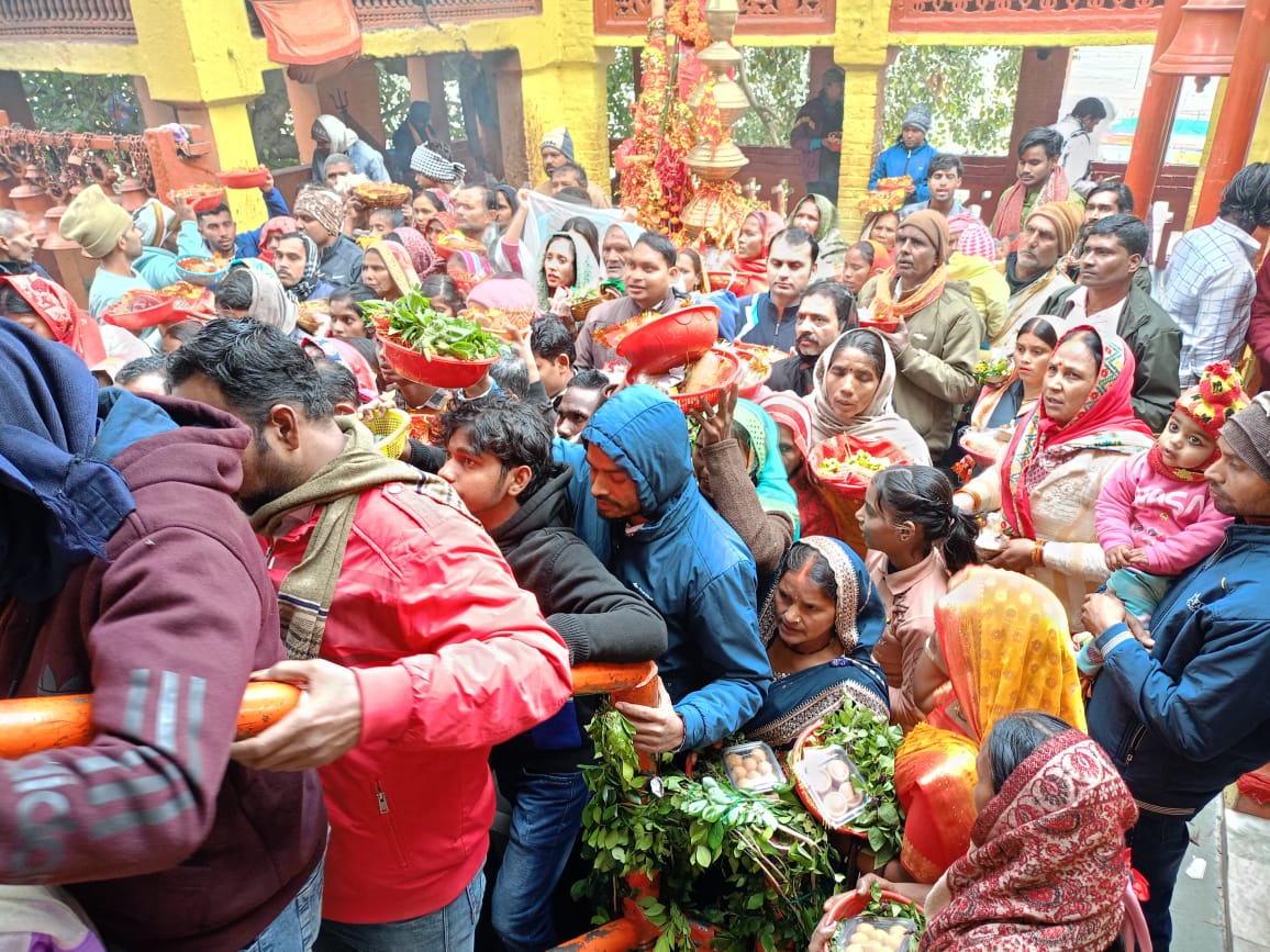 पौष पूर्णिमा पर शीतला धाम में उमड़ी श्रद्धालुओं की भीड़