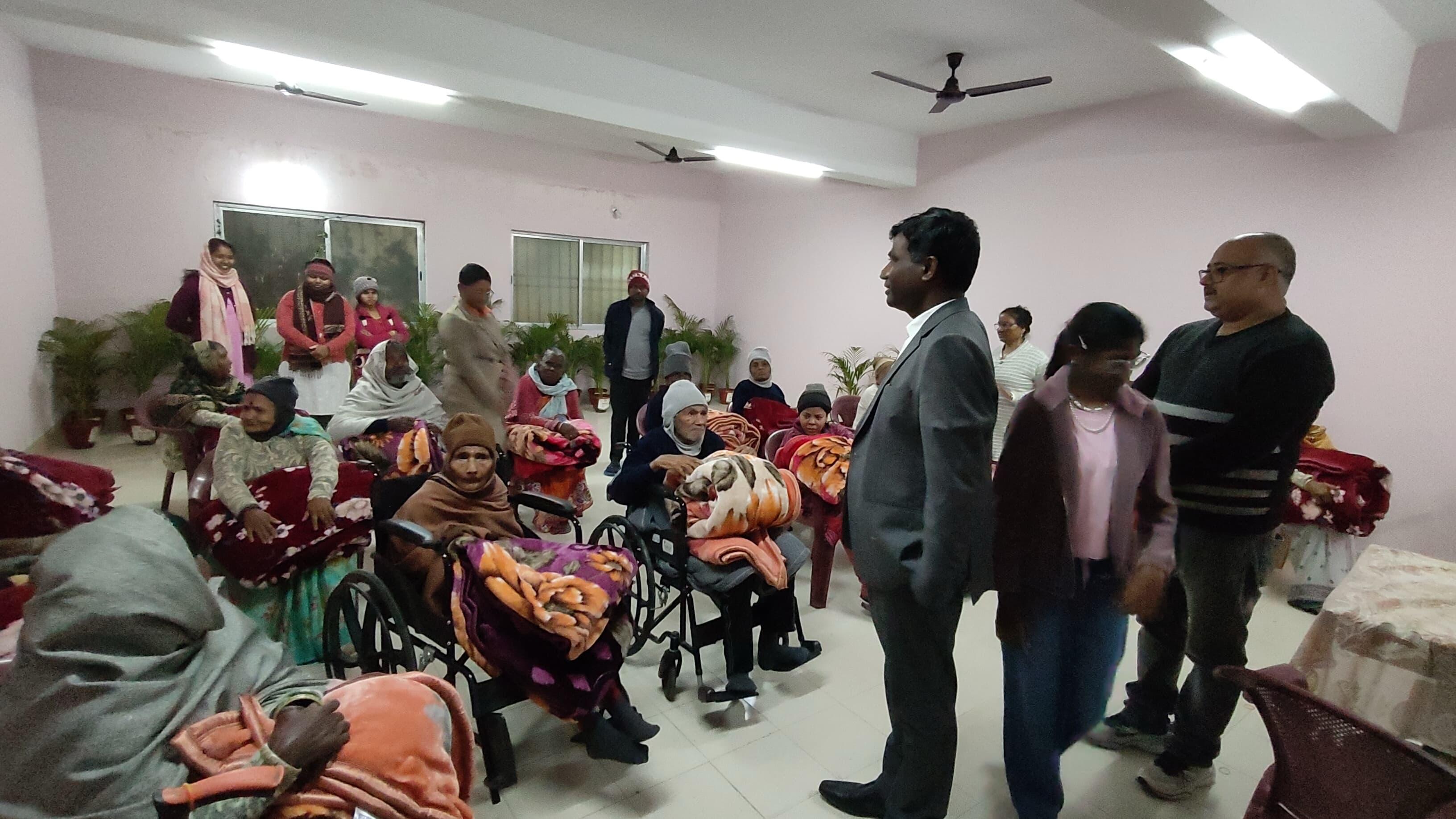 शीतलहर से राहत के लिए जिला प्रशासन ने की कंबल वितरण और अलाव की व्यवस्था