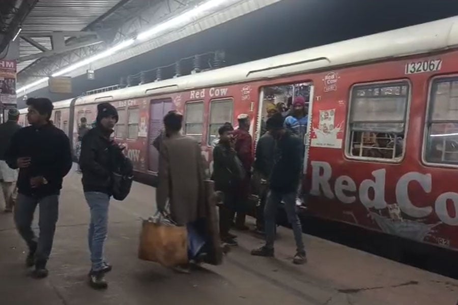 बांसबेड़िया स्टेशन के पास पैंटोग्राफ टूटने से हावड़ा&ndash;काटवा शाखा में ट्रेन सेवा बाधित