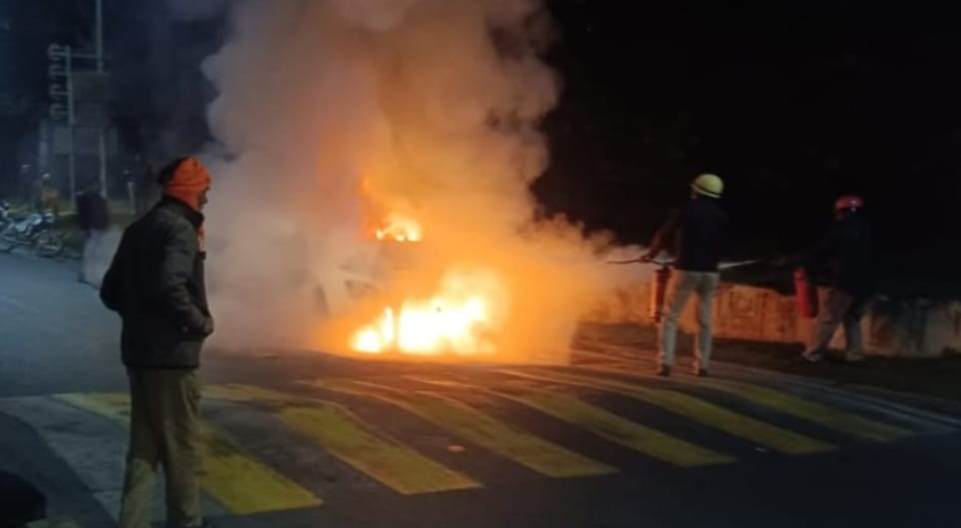 चलती कार में शॉर्ट सर्किट से लगी आग, मची अफरा-तफरी