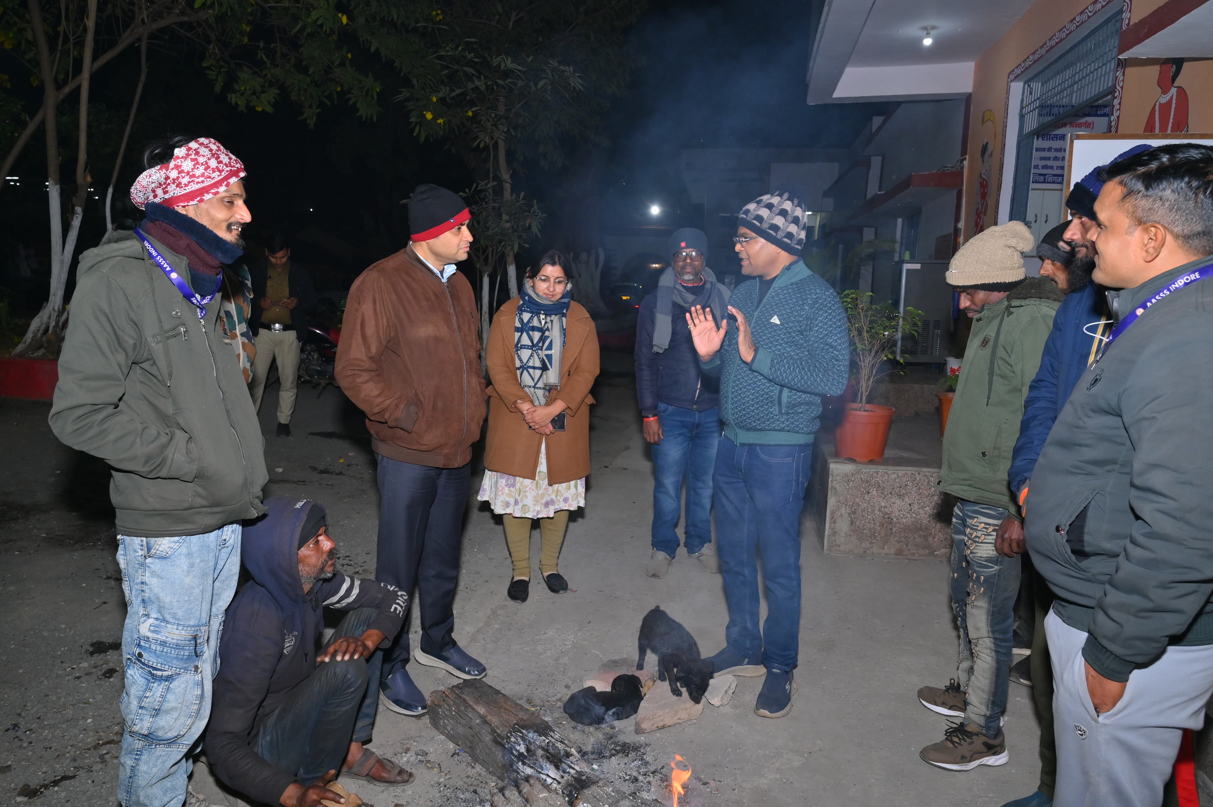 जबलपुर : कड़ाके की ठंड में मध्यरात्रि कलेक्टर और निगमायुक्त ने रैन बसेरों का लिया जायजा