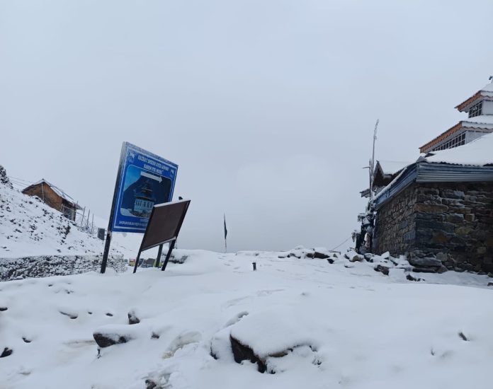 बर्फबारी के कारण ऐतिहासिक मुगल रोड वाहनों के लिए बंद