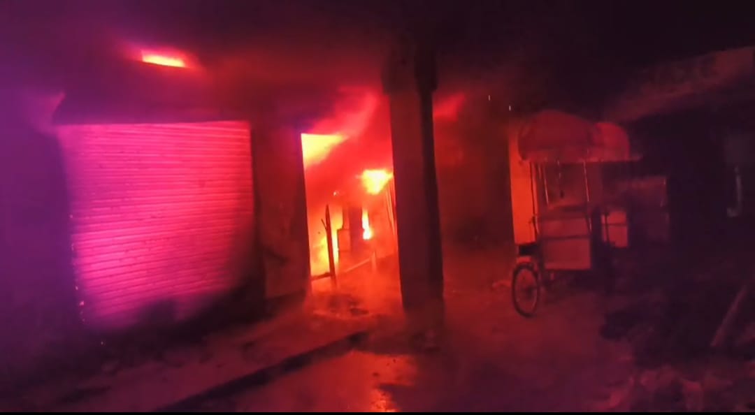 जपला&ndash;छतरपुर रोड पर इलेक्ट्रॉनिक दुकान में भीषण आग, लाखों का नुकसान