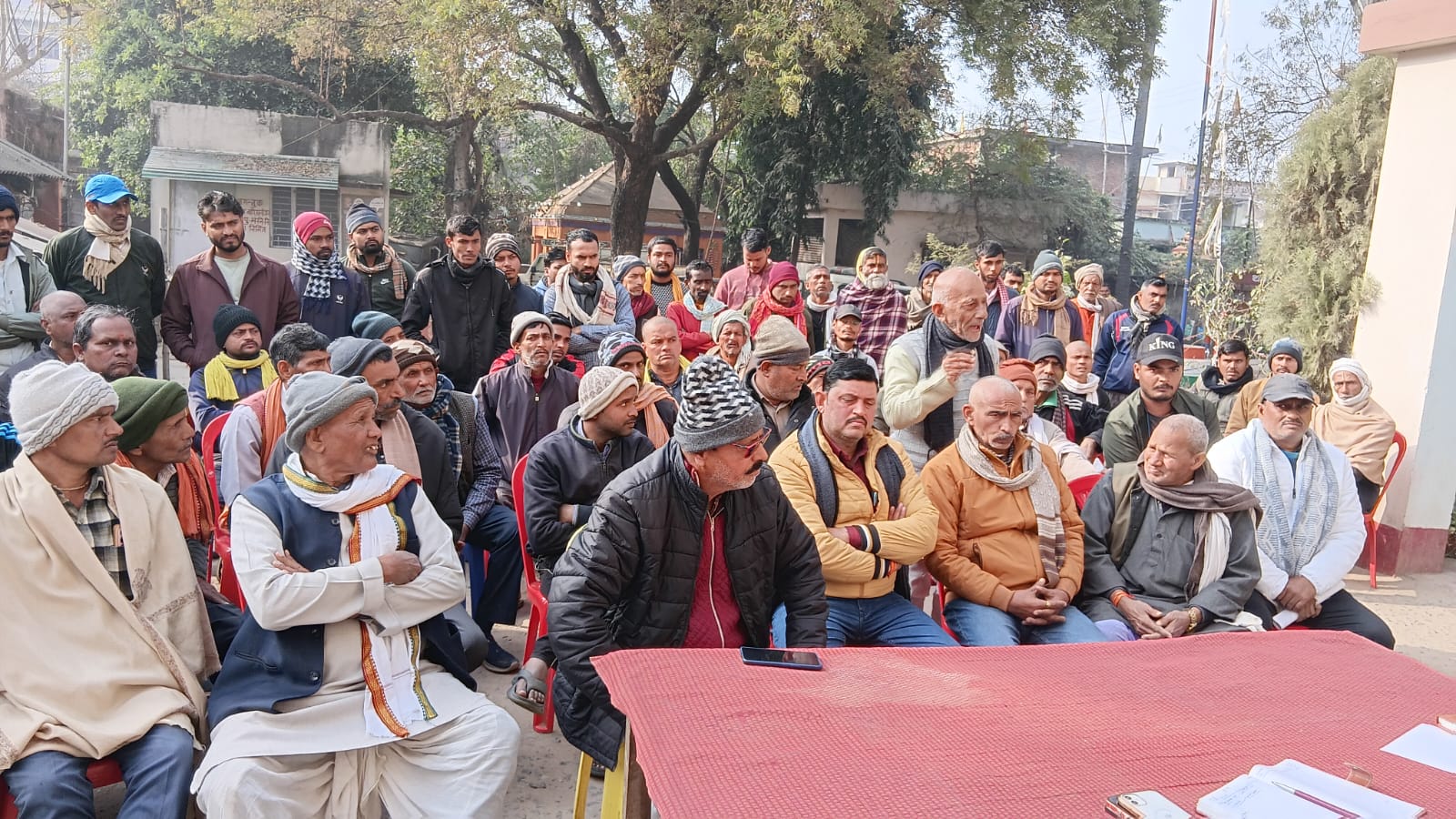 सीमेंट फैक्ट्री में हाई वोल्टेज बिजली आपूर्ति को ले चैनपुरा गांव के ग्रामीणों ने किया हंगामा,एसडीओ ने की बैठक