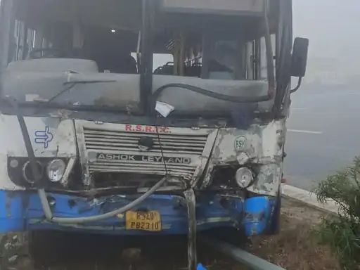घने कोहरे में रोडवेज बस व पिकअप की भिड़ंत, 25 यात्री घायल