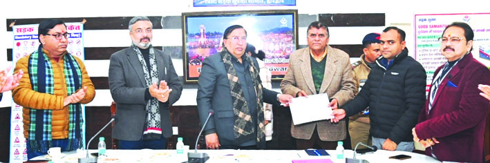 राह वीर योजना के तहत डा. नरेश चौधरी को किया सम्मानित