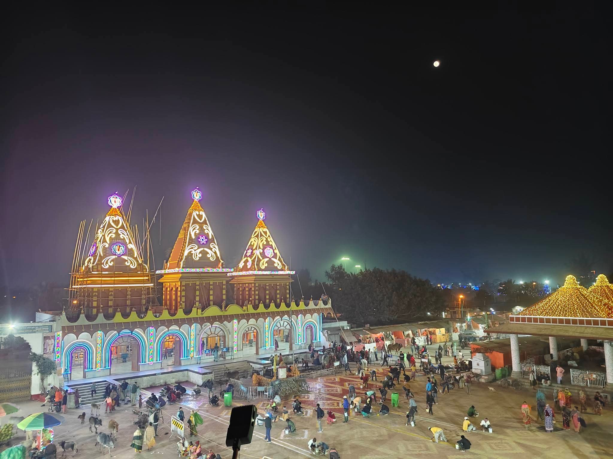 गंगासागर : मेला शुरू होते ही वायरल हुए &lsquo;लाइट बाबा&rsquo;