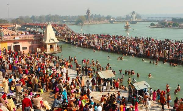 गंगासागर में मकर संक्रांति पर लाखों श्रद्धालुओं ने लगाई आस्था की डुबकी