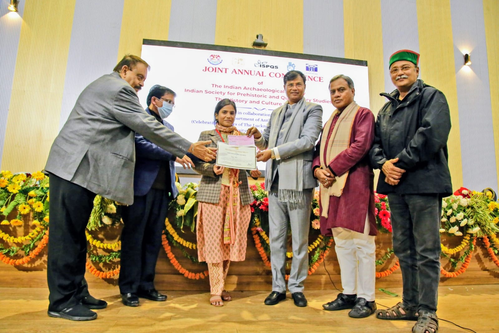 बीएचयू की शोध छात्रा गुनिया यादव को सर्वश्रेष्ठ शोधपत्र से सम्मानित किया गया