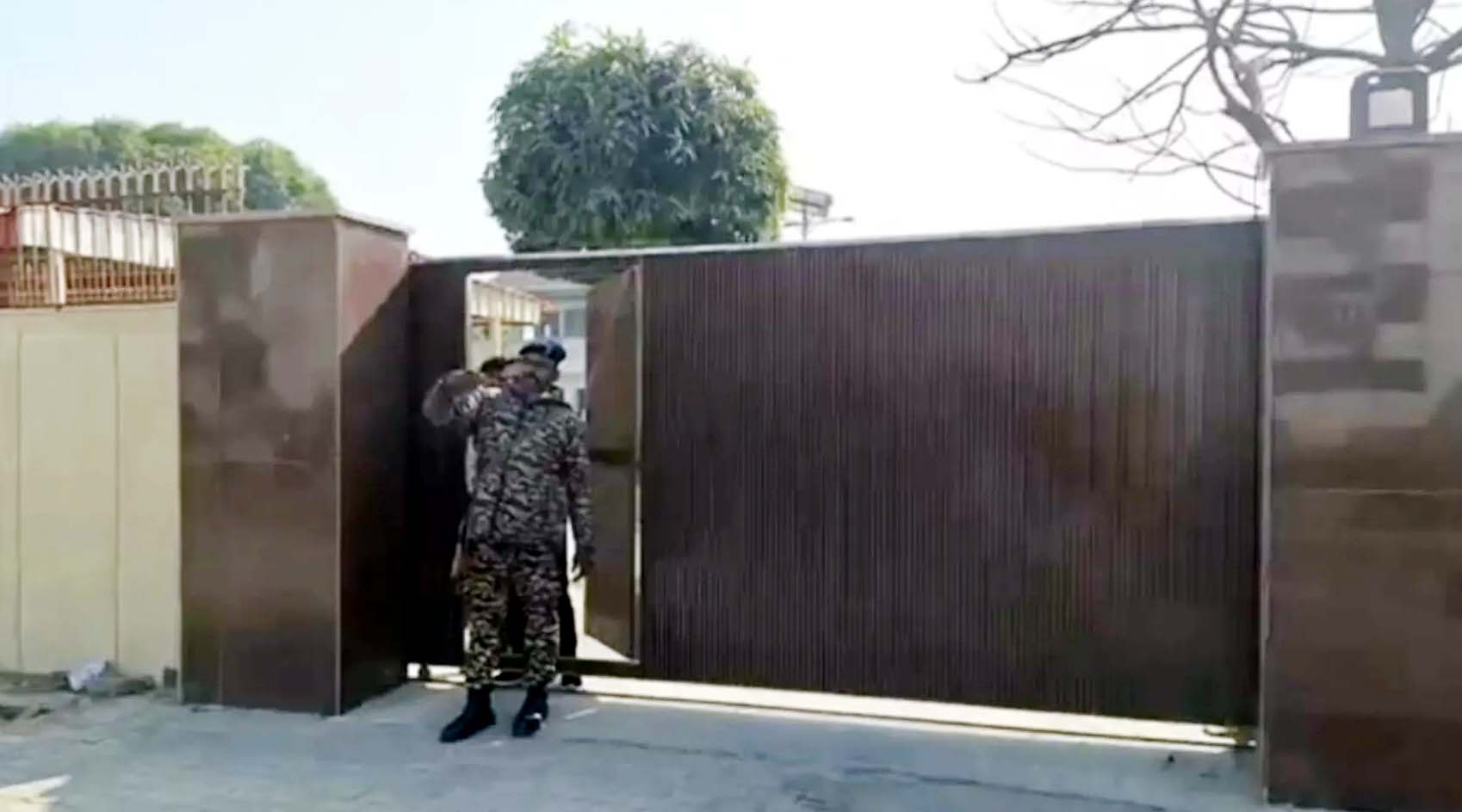 फरीदाबाद में पूर्व कैबिनेट मंत्री महेंद्र प्रताप सिंह के आवास पर ईडी की छापेमारी