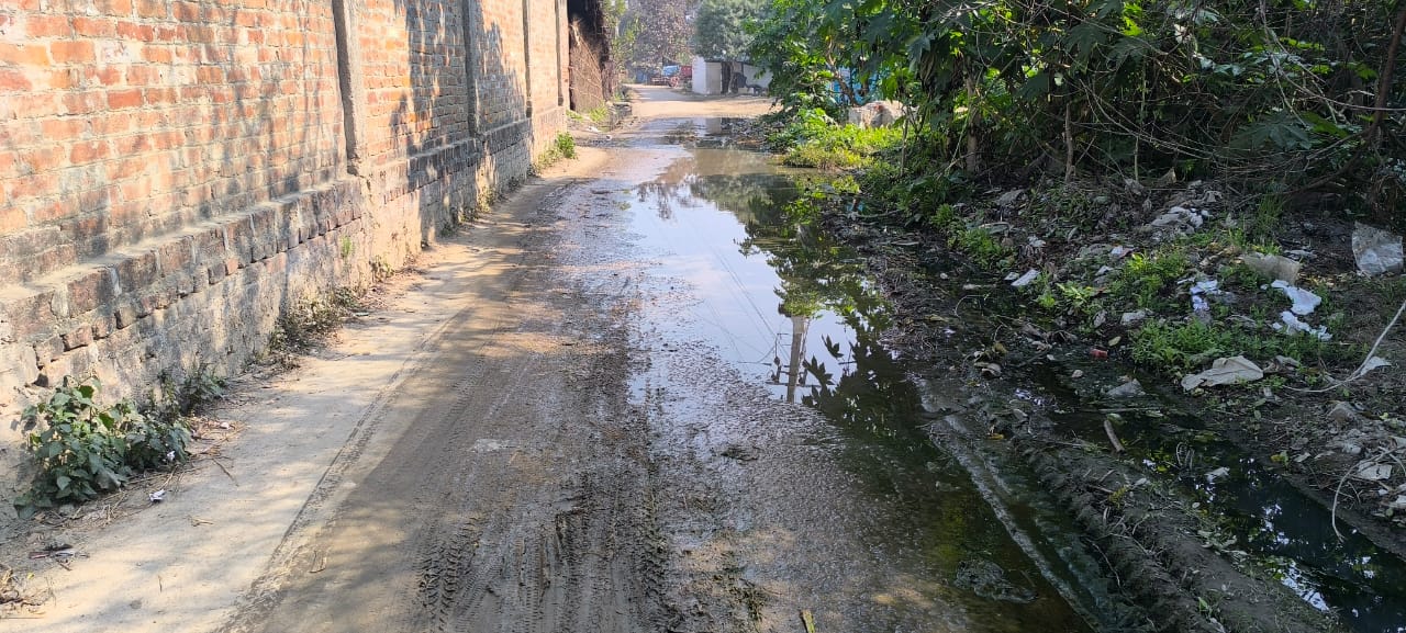 बाराबंकी सूरतगंज ब्लॉक के जुरौंडा के मुख्य मार्ग पर जलभराव, ग्रामीणों ने विकास पर उठाए सवाल