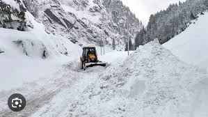 भारी बर्फबारी से प्रमुख राजमार्ग ठप