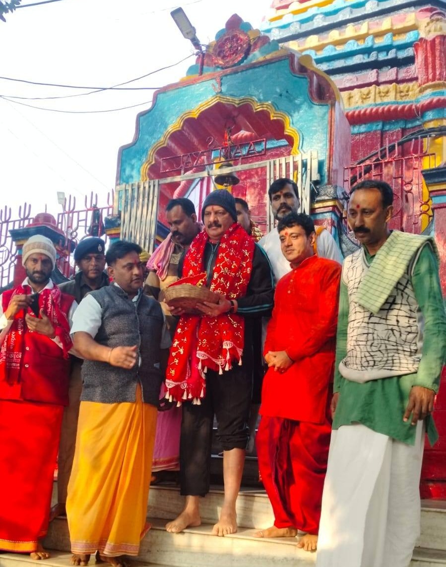 मां छिन्नमस्तिका दरबार में नौसेना प्रमुख ने टेका मत्था, आस्था के संग सुरक्षा का दिया संदेश