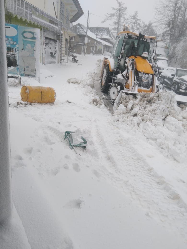 हिमाचल में बर्फबारी से जनजीवन ठप, शिमला-मनाली की रफ्तार थमी, फिर बर्फबारी का अलर्ट