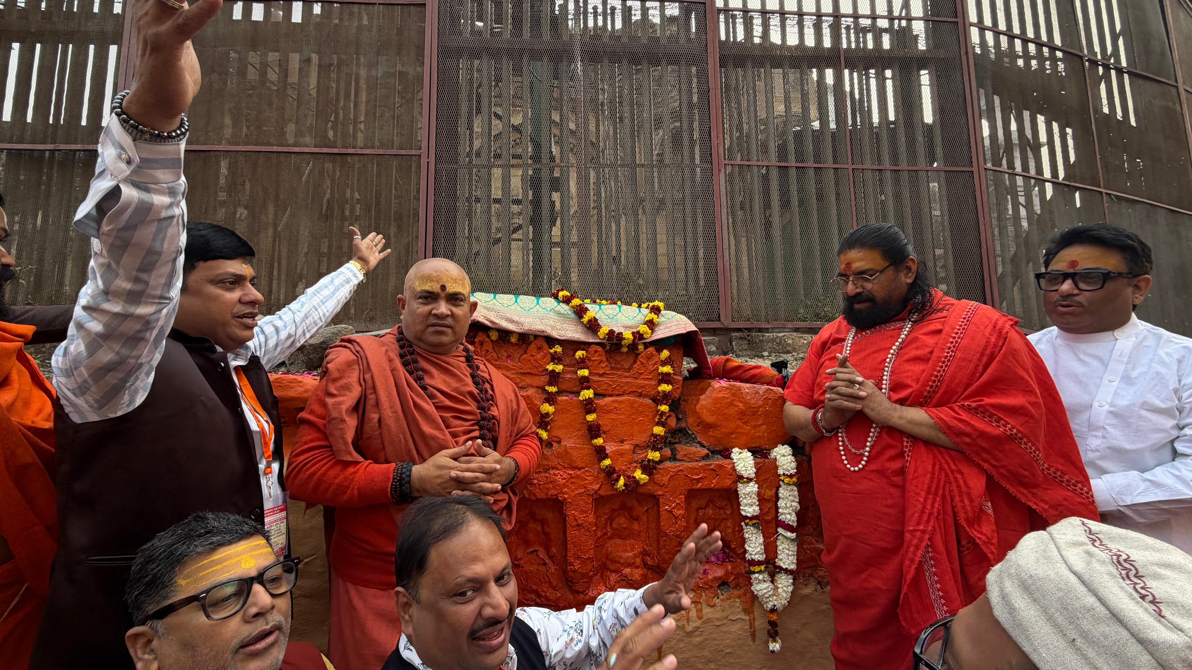 संतों ने मां श्रृंगार गौरी की विधिवत पूजा कर रामकथा का किया शुभारंभ, ज्ञानवापी परिसर में गूंजा हर-हर महादेव
