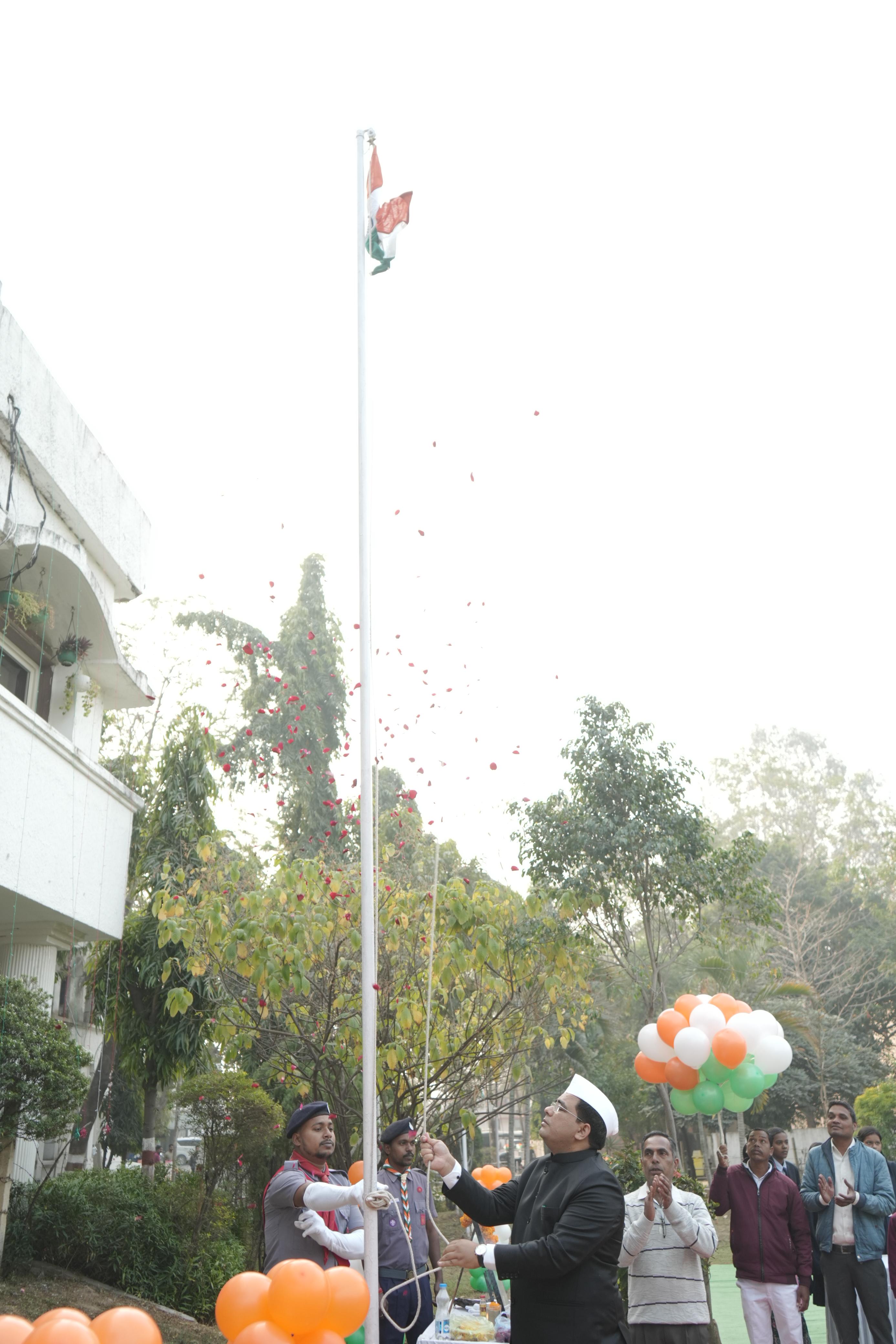 कोरबा जिला कार्यालय में कलेक्टर कुणाल दुदावत ने झंडा फहराया