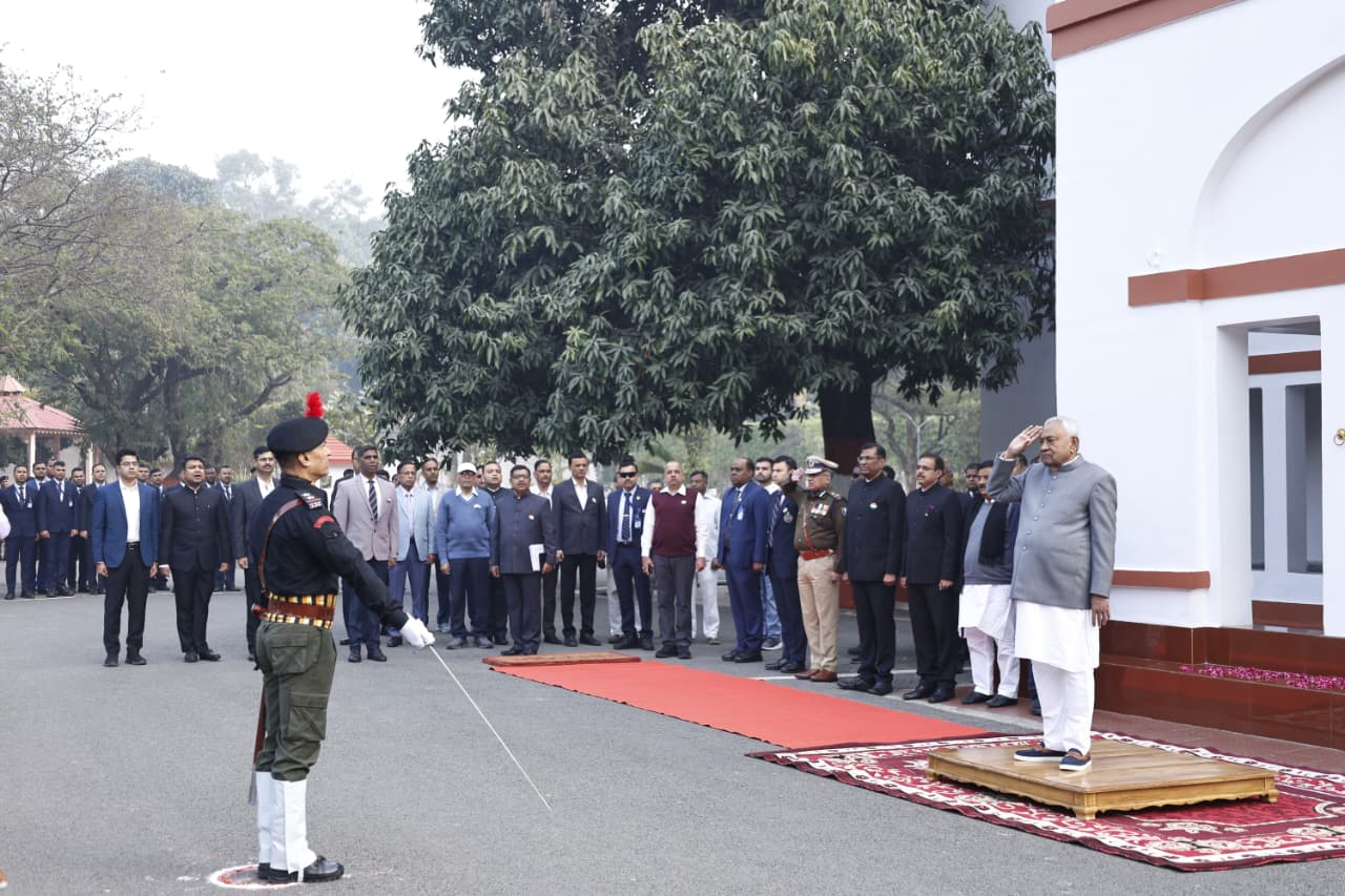 मुख्यमंत्री और दोनों उपमुख्यमंत्री ने अपने आवास पर फहराया तिरंगा