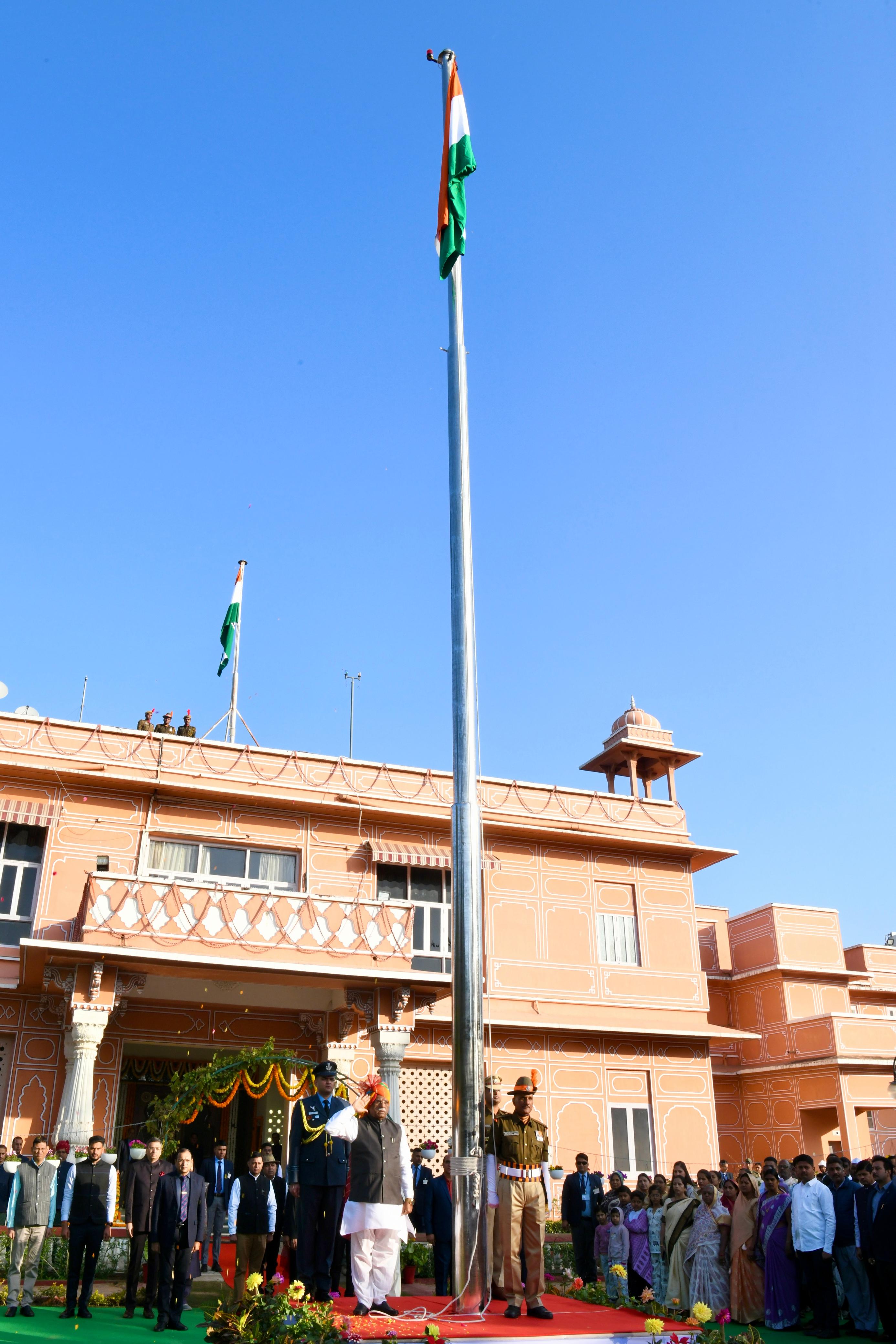 राज्यपाल ने लोकभवन में राष्ट्रीय ध्वज फहराया