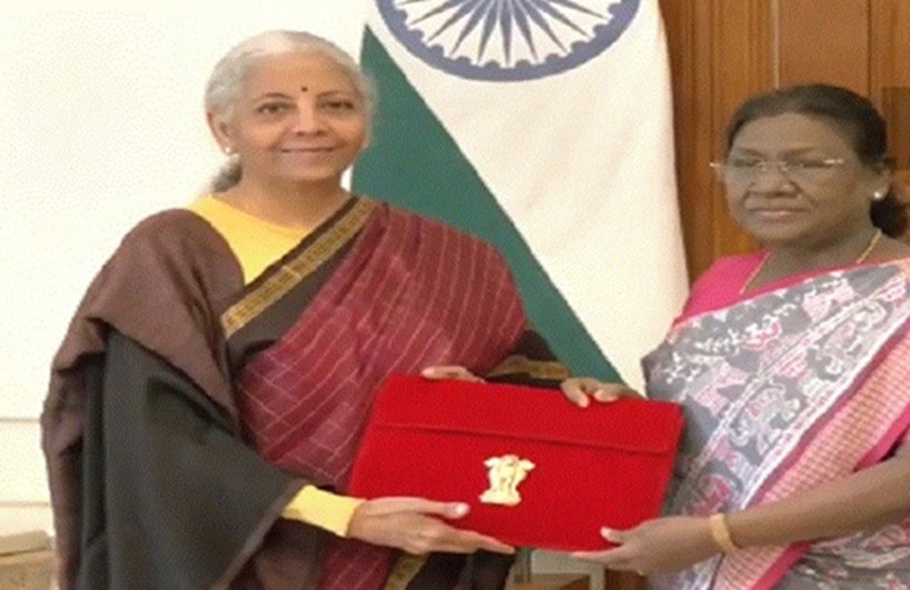 राष्ट्रपति द्रौपदी मुर्मु से मिलीं वित्तमंत्री सीतारमण, आज सुबह 11 बजे लोकसभा में पेश करेंगी बजट