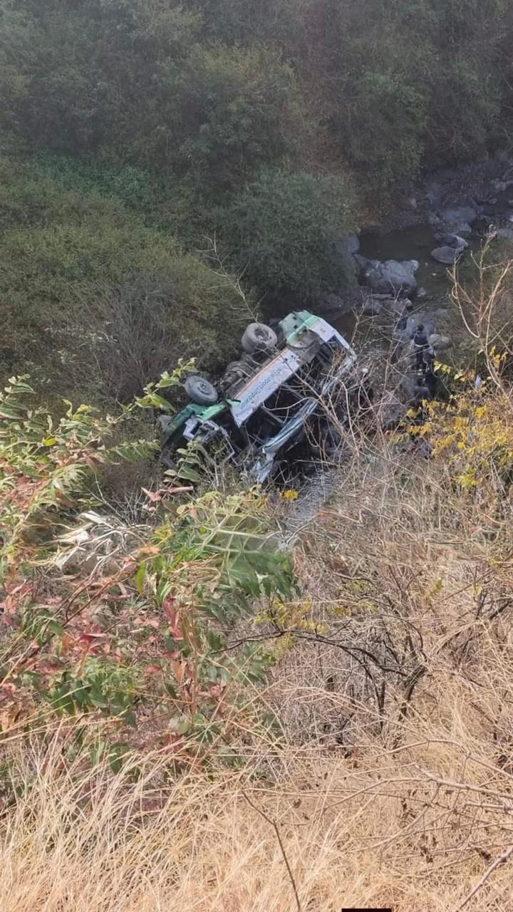 हिमाचल पथ परिवहन निगम की बस उत्तराखंड में खाई में गिरी, तीन की मौत, कई घायल