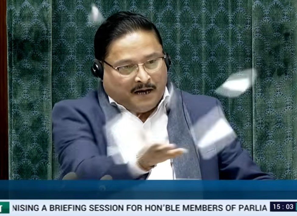 लोकसभा: हंगामें के चलते कामकाज प्रभावित, 8 विपक्षी सांसद निलंबित