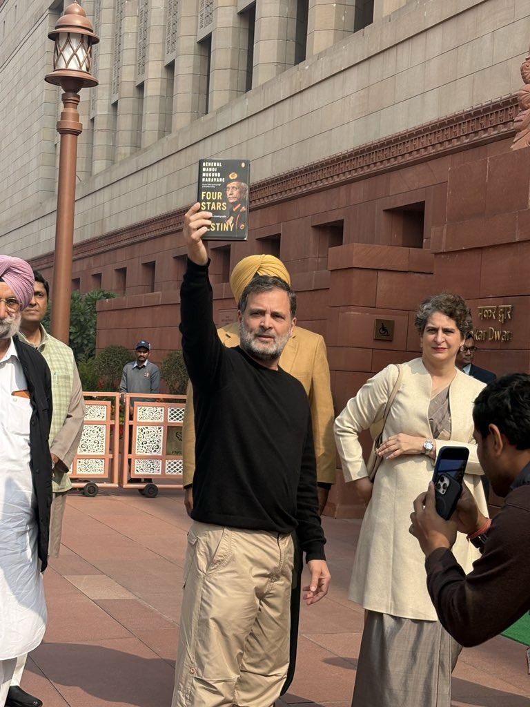 राहुल गांधी ने संसद परिसर में नरवणे की अप्रकाशित पुस्तक दिखलाते हुए सत्ता पक्ष पर निशाना साधा