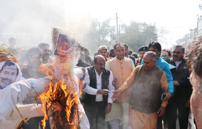 सोनीपत: केंद्रीय मंत्री के अपमान पर भाजपा ने राहुल गांधी का पुतला फूंका