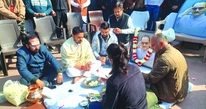 अजित पवार की अस्थियां गंगा में विसर्जित, एनसीपी युवा विंग ने शुरु की अस्थि कलश यात्रा