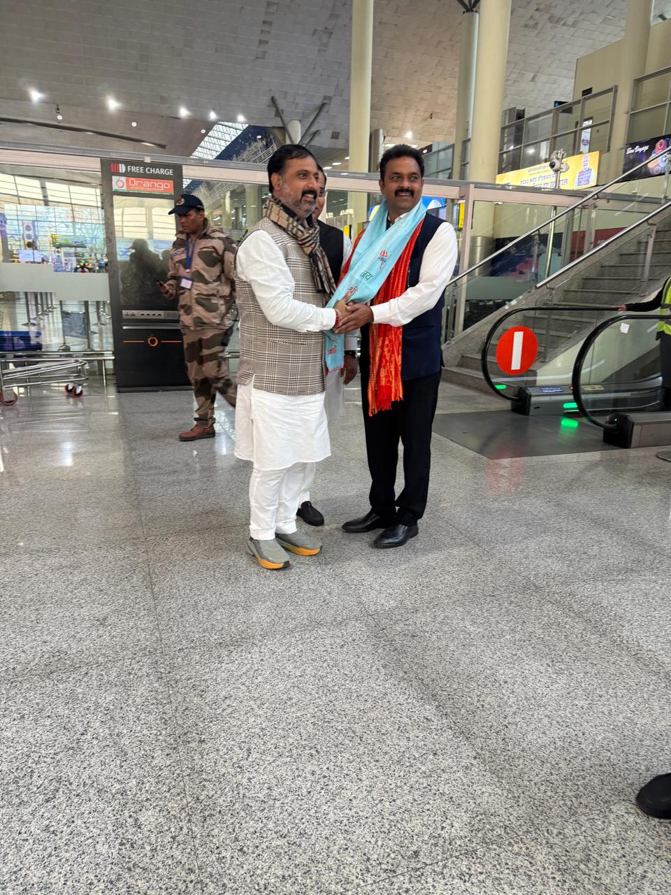 ​केन्द्रीय मंत्री कमलेश पासवान वाराणसी पहुंचे,एयरपोर्ट पर स्वागत