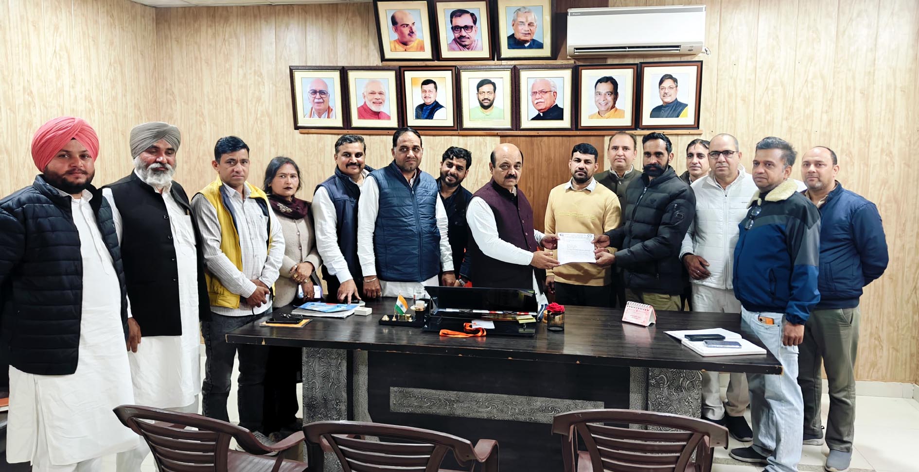 फतेहाबाद : सेवा सुरक्षा की मांग को लेकर डीईटीएस कर्मचारी लामबंद, बीजेपी जिलाध्यक्ष को सौंपा मांग पत्र