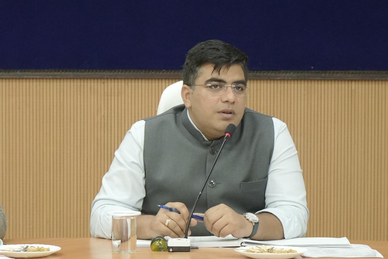 शासन की योजनाओं के तहत युवाओं के लिए अधिक से अधिक ऋण स्वीकृत करें बैंक : कलेक्टर