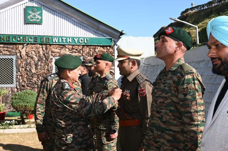 जम्मू एवं कश्मीर सेना प्रमुख ने आतंकवाद विरोधी अभियानों की समीक्षा की, उन्नत प्रौद्योगिकी के समावेश पर विचार-विमर्श किया