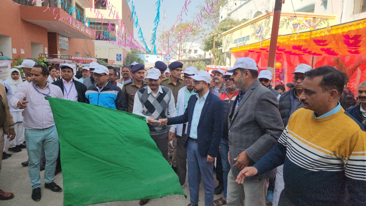 सर्वजन दवा सेवन अभियान का जिलाधिकारी ने किया शुभारंभ