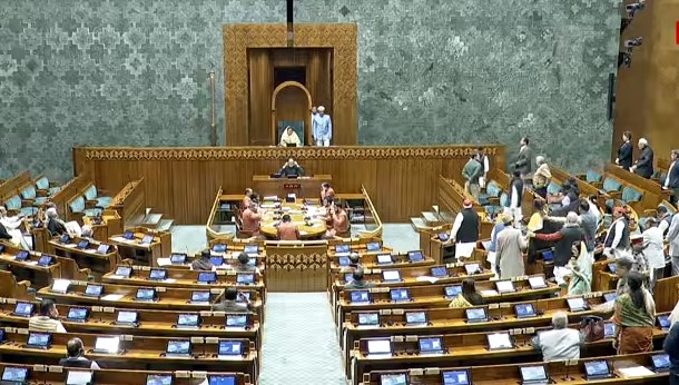 कांग्रेस सदस्यों के हंगामे के चलते लोकसभा की कार्यवाही दो बजे तक स्थगित