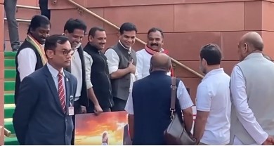 कांग्रेस नेताओं ने की बैठक, विपक्ष के निलंबित सांसदों और आरजेडी सांसदों का मकर द्वार पर प्रदर्शन