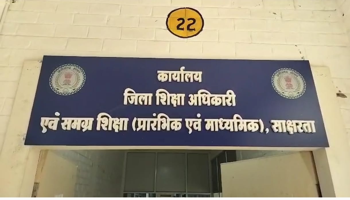बलरामपुर : पॉस्को में केस दर्ज हुए छह दिन बीते, छात्रा से छेड़छाड़ का आरोपित प्राचार्य अब भी फरार