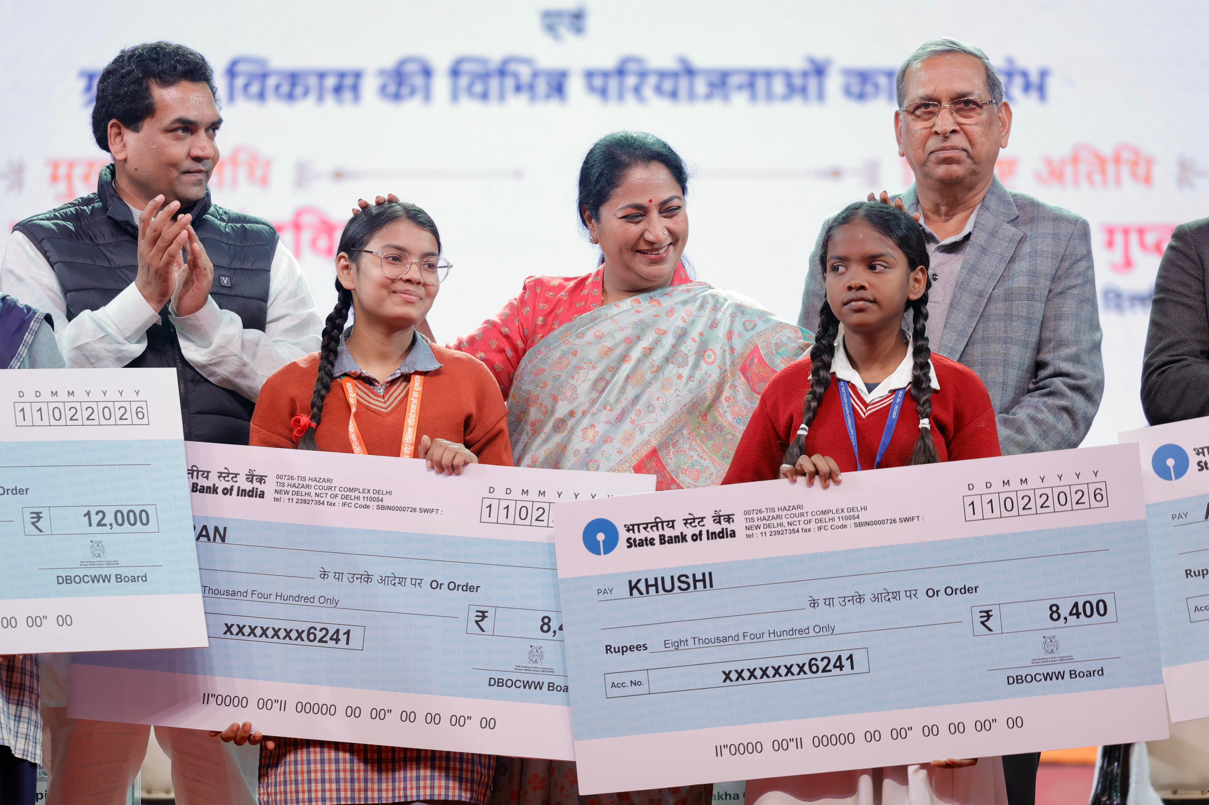 मुख्यमंत्री ने 15 हजार से अधिक निर्माण श्रमिकों के बच्चों को सौंपा छात्रवृत्ति का चेक