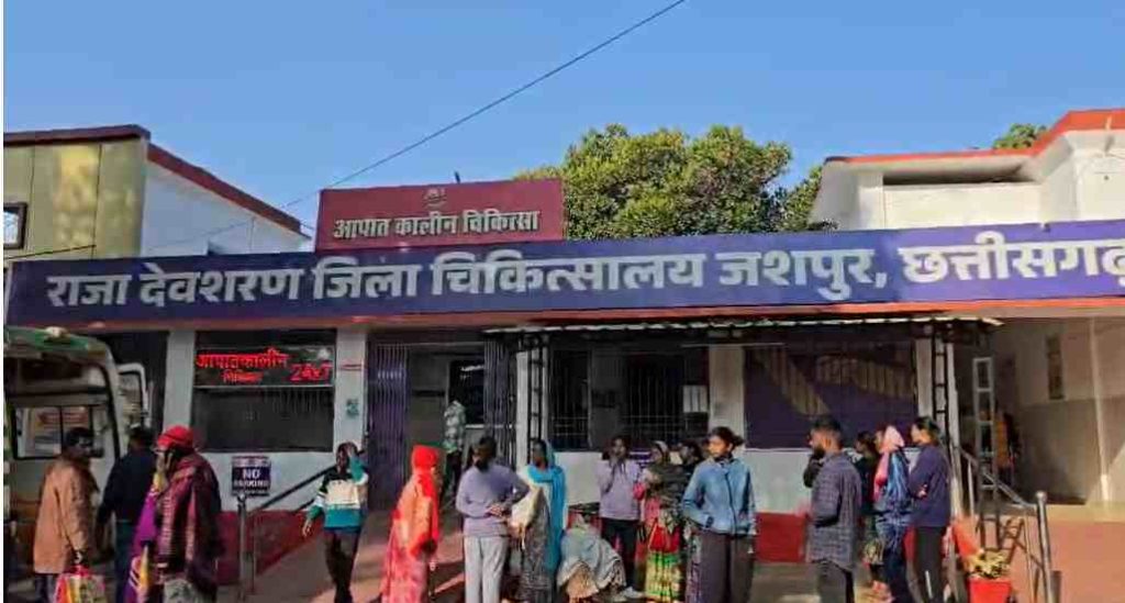 जशपुर में राष्ट्रीय राजमार्ग-43 पर तेज रफ़्तार पिकअप ने लोगों को रौंदा, दो की मौत