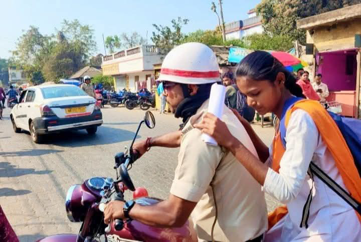 मेदिनीपुर में यातायात पुलिस की मानवतापूर्ण पहल, चार छात्र हुए परीक्षा में शामिल