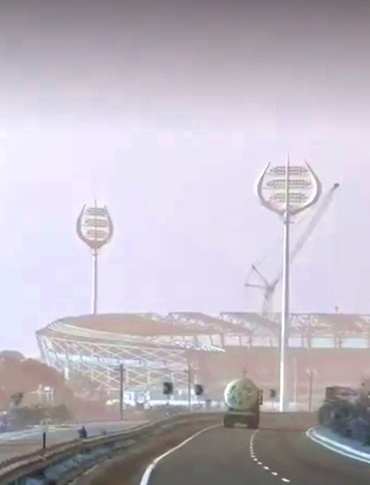 अंतर्राष्ट्रीय क्रिकेट स्टेडियम की त्रिशूल मॉडल लाइटों को देखकर लोगों में उत्साह