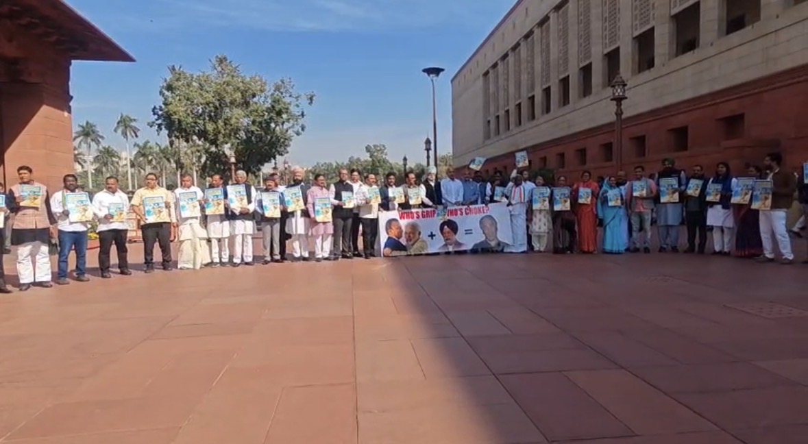 हरदीप सिंह पुरी के इस्तीफे की मांग, संसद परिसर में विपक्ष का प्रदर्शन