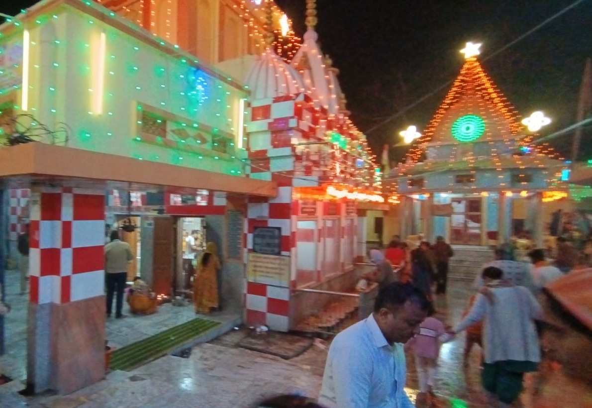 महाशिवरात्रि के अवसर पर शिवालयों में जलाभिषेक के लिए उमड़े श्रद्धालु